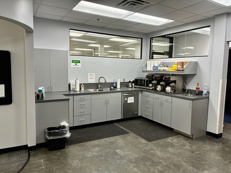 More Photos Of 125 Broadway Ave, Oak Ridge Office For Sale