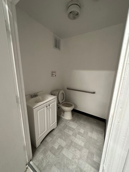 More Photos Of 18715 Colonial Dr, Orlando Warehouse For Lease