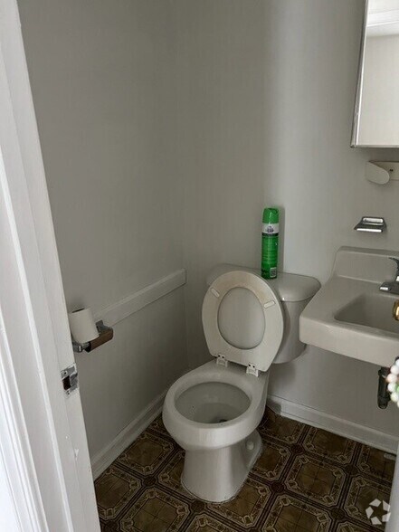 More Photos Of 510 S Sycamore St, Petersburg Medical For Lease