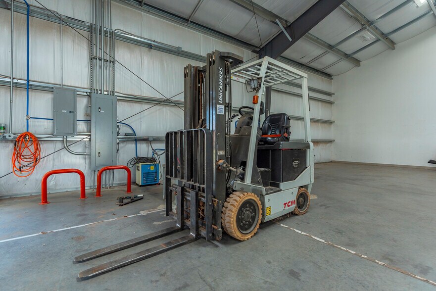 More Photos Of 25 Reeds Way, Flat Rock Warehouse For Lease