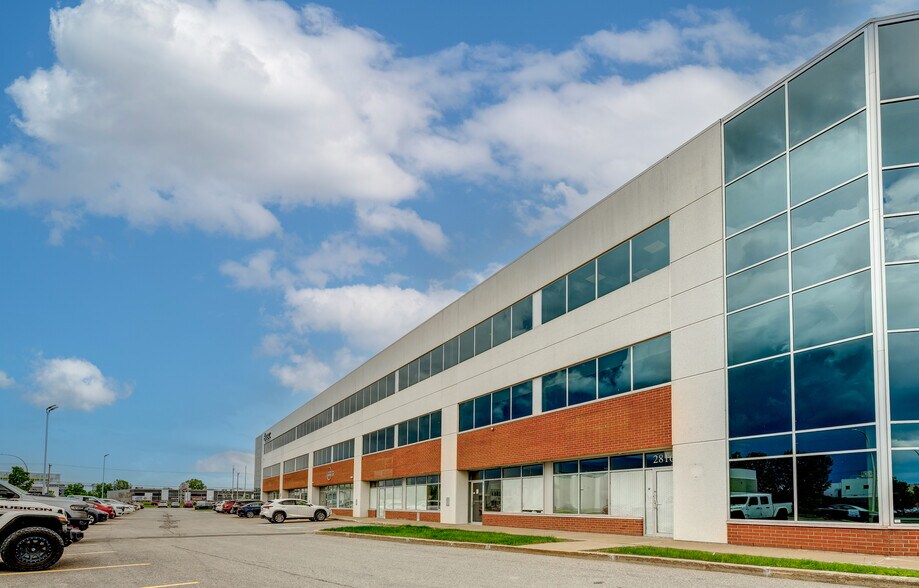 More Photos Of 4451-4479 Laval Aut W, Laval Showroom For Lease