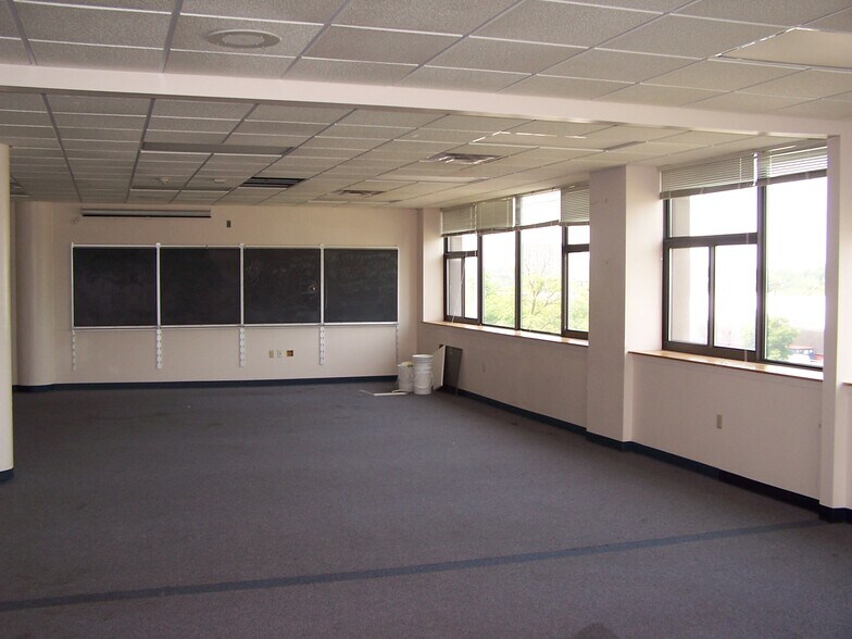 More Photos Of 30 Hart St, Rochester Office For Lease
