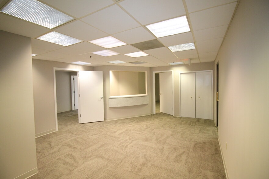 More Photos Of 21495 Ridgetop Cir, Sterling Medical For Lease