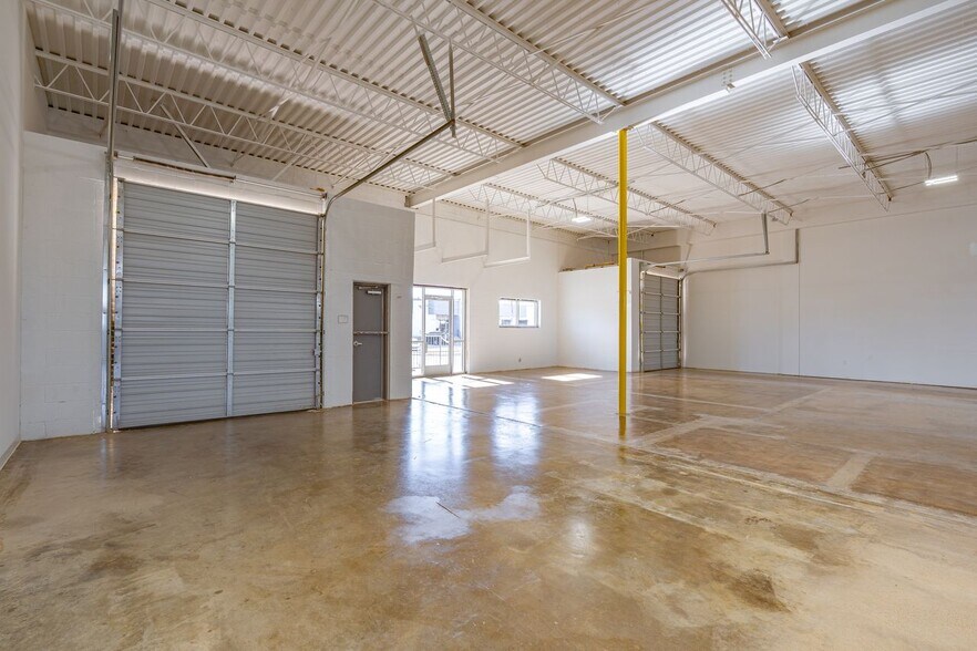 More Photos Of 2903-2919 Ladybird Ln, Dallas Unknown For Lease