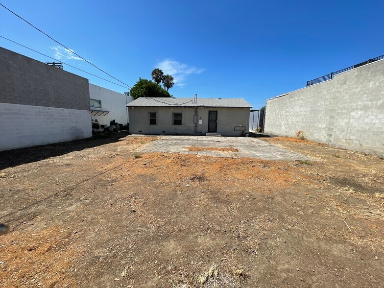 More Photos Of 16123 Wyandotte St, Van Nuys Service For Lease