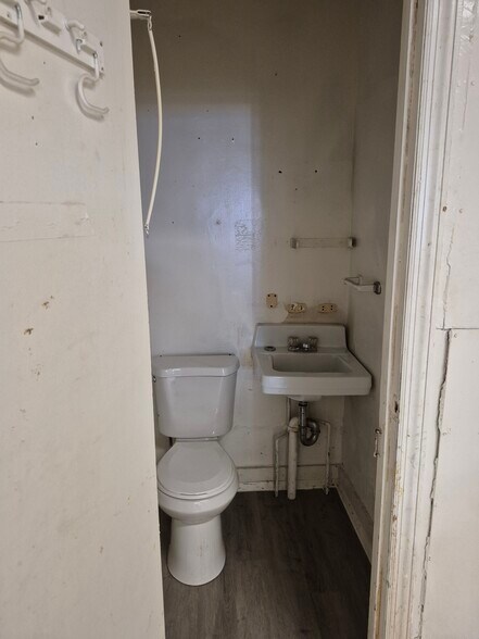 More Photos Of 5-7 W Patapsco Ave, Baltimore Bar For Lease