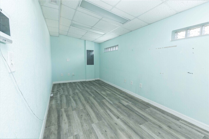 More Photos Of 700 N Main St, Wildwood Freestanding For Sale