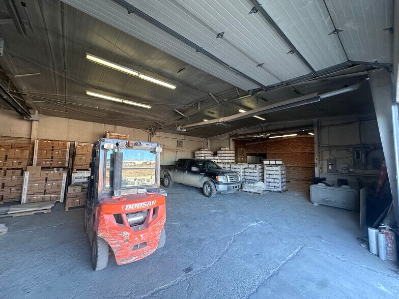 More Photos Of 5225 6th St SE, Calgary Warehouse For Lease