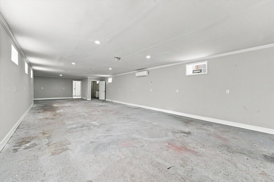 More Photos Of 806 Powell Ave, Darby Office For Sale