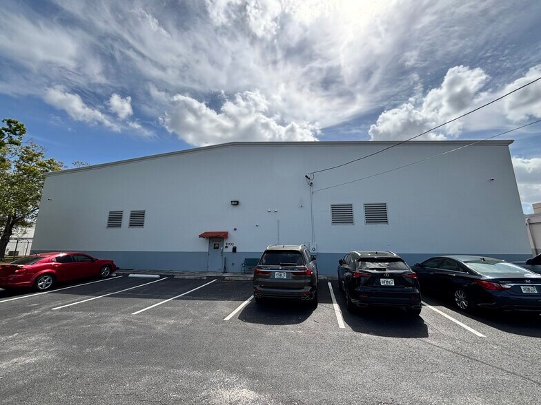 Primary Photo Of 2033 Sunnydale Blvd W, Clearwater Manufacturing For Lease