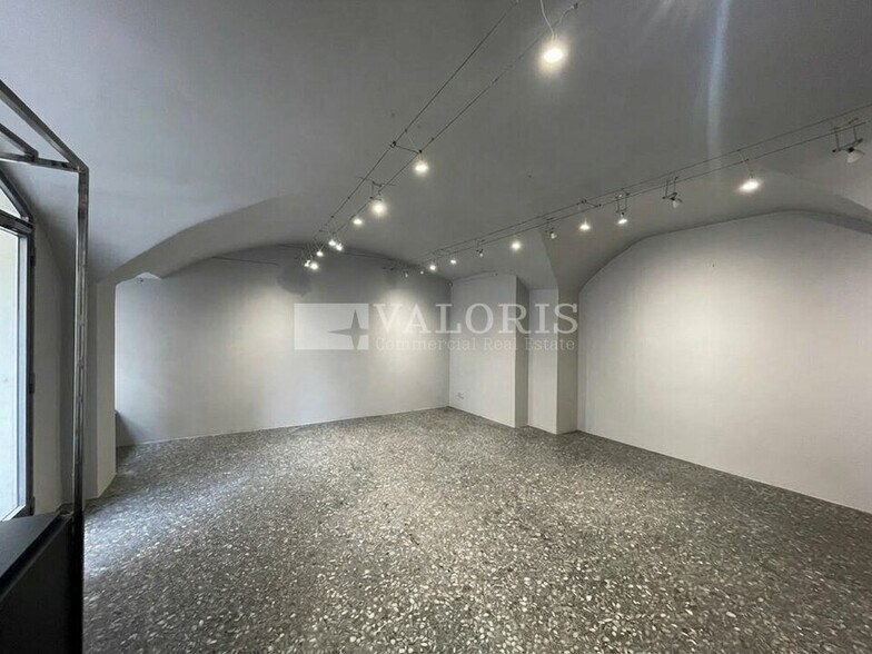 More Photos Of 3 Rue Colonel Chambonnet, Lyon General Retail For Sale