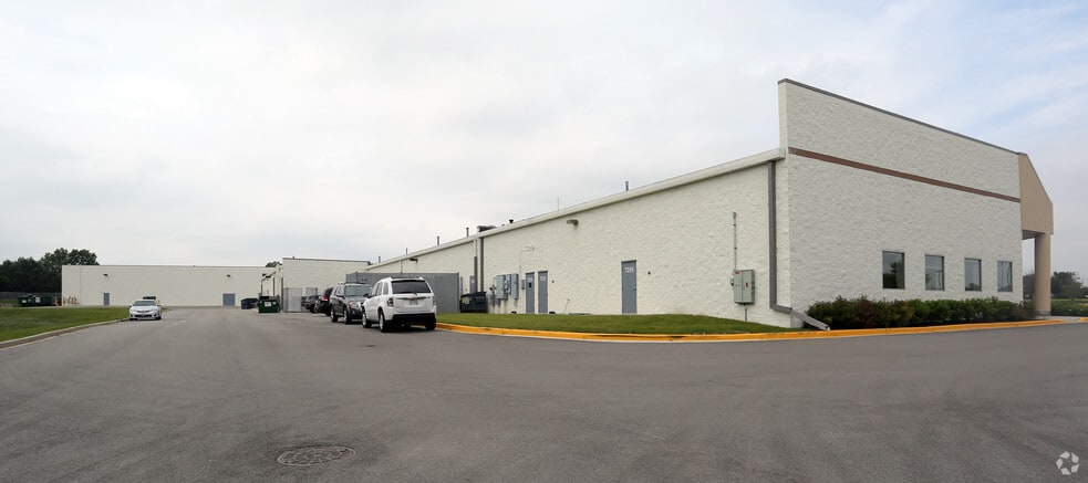 More Photos Of 7201-7255 S 76th St, Franklin General Retail For Lease