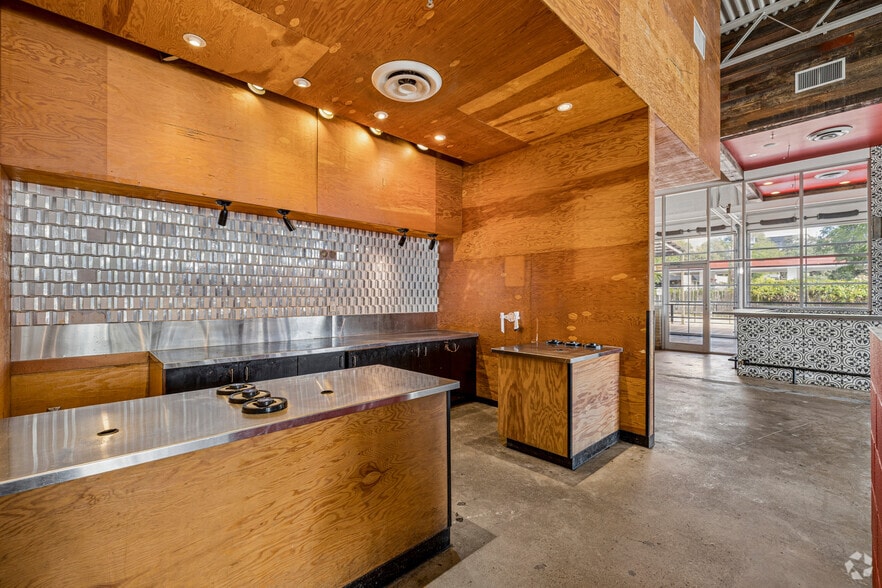 More Photos Of 301 N Guadalupe St, San Marcos Storefront Retail Office For Lease