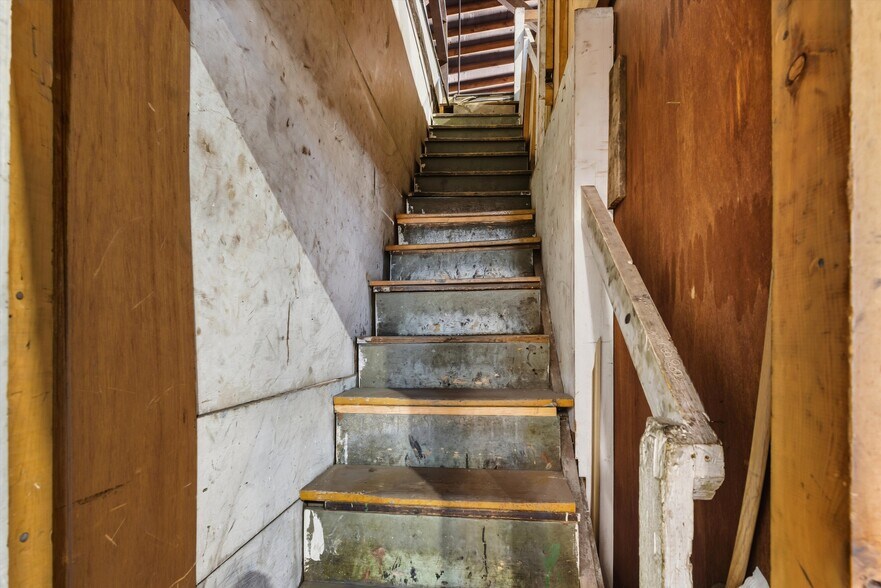 More Photos Of 201 N 2nd St, Raton Auto Repair For Sale