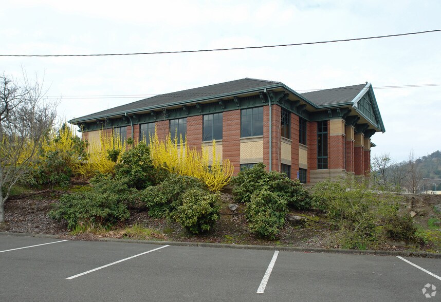 More Photos Of 1495 NW Garden Valley Blvd, Roseburg Office For Lease