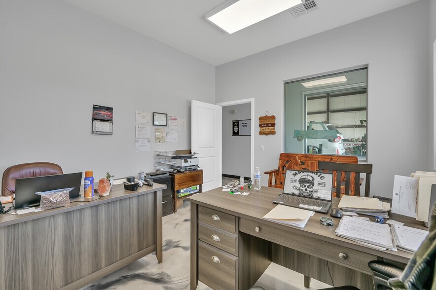More Photos Of 1308 N Frazier St, Conroe Service For Sale