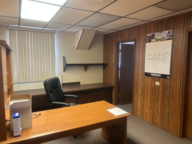 More Photos Of 1921 N Harrison Ave, Pocatello Flex For Sale
