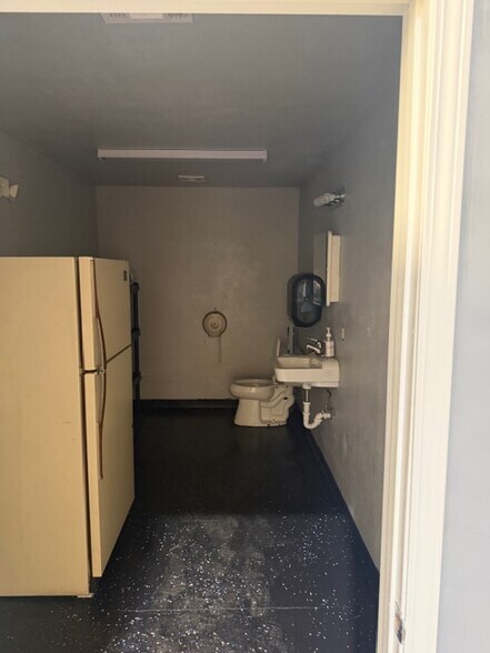 More Photos Of 4329 W Pensacola St, Tallahassee Warehouse For Lease