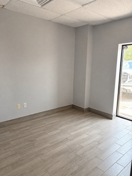 More Photos Of 2411 Patterson Industrial Dr, Pflugerville Warehouse For Lease
