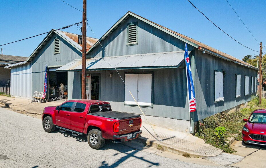 More Photos Of 200 W First St, Brenham Warehouse For Sale