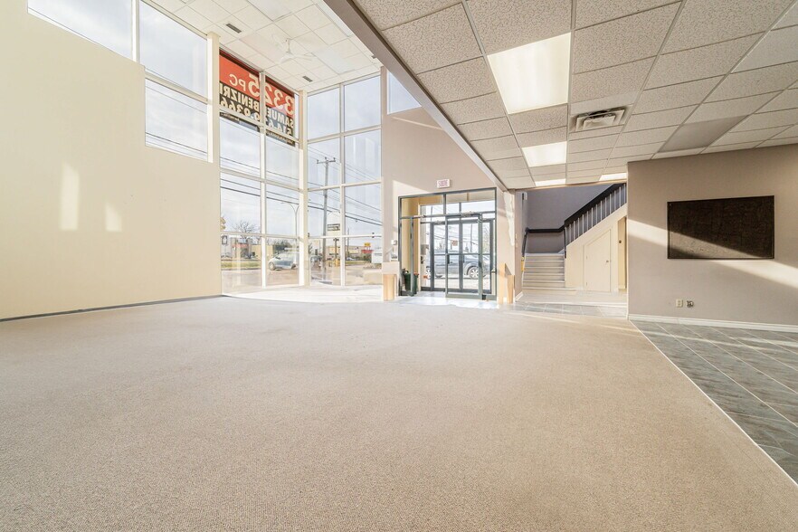 More Photos Of 4811-4819 Boul Saint-Charles, Montréal General Retail For Lease