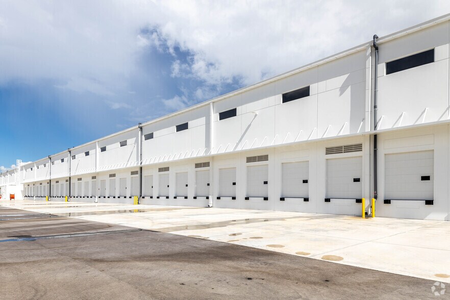 More Photos Of 4120 W 91st Pl, Hialeah Unknown For Lease