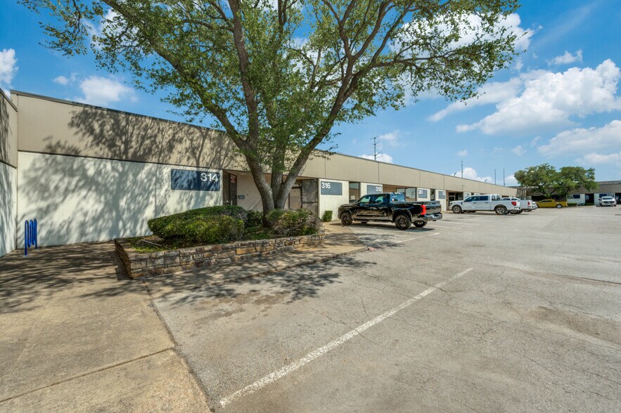 More Photos Of 11837 Judd Ct, Dallas Unknown For Lease