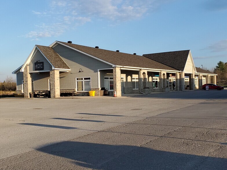 More Photos Of 453 Ottawa St, Almonte Storefront Retail Office For Lease