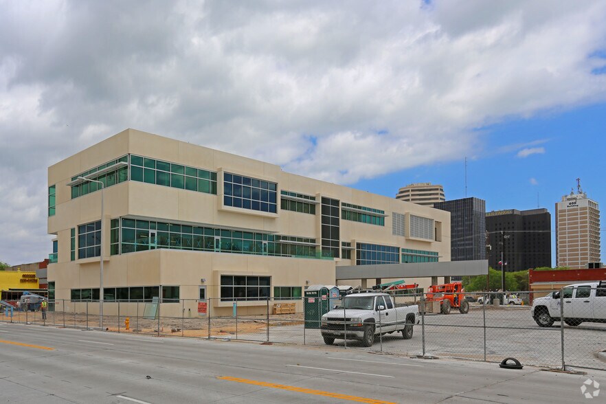 More Photos Of 602 N Staples St, Corpus Christi Office For Lease