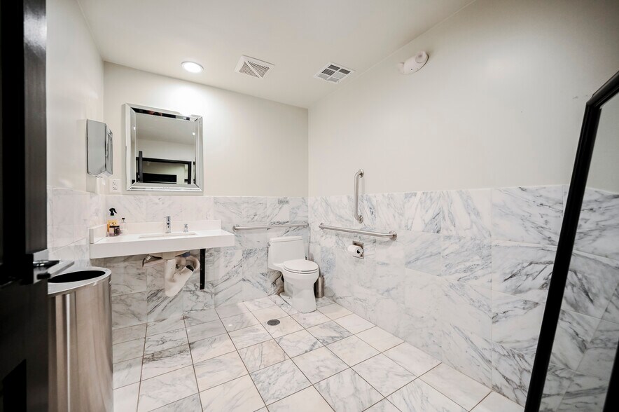 More Photos Of 630 S 3rd St, Las Vegas Office For Sale