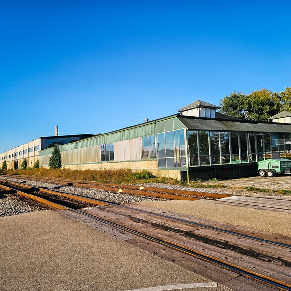 More Photos Of 350 Center St, Grayslake Warehouse For Sale