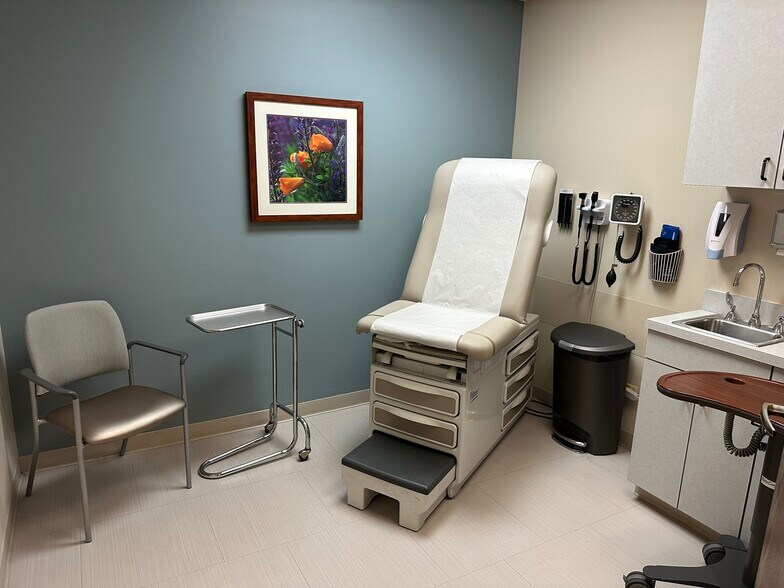 More Photos Of 4900 Main St, Downers Grove Medical For Lease