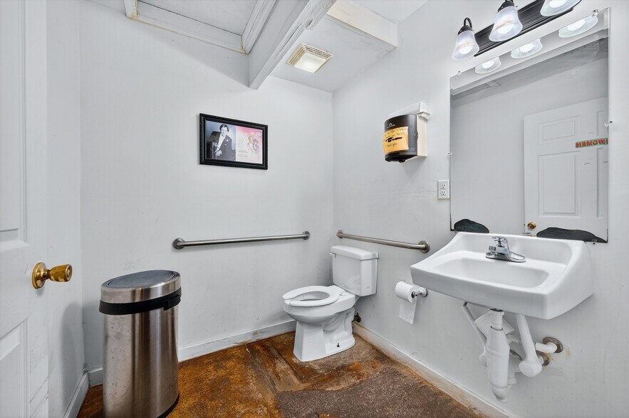 More Photos Of 129 E Wall St, Sherman Showroom For Sale