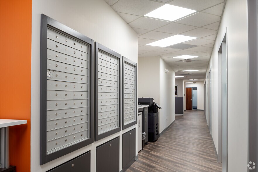 More Photos Of 801 W Big Beaver Rd, Troy Coworking Space