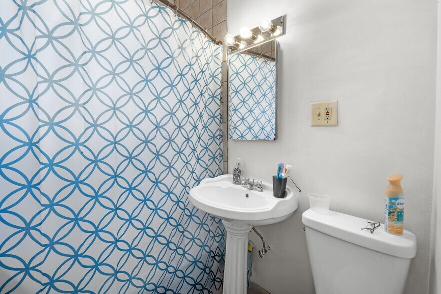 More Photos Of 6431-6433 N California Ave, Chicago Apartments For Sale