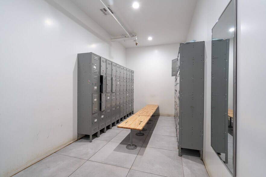 More Photos Of 19533 McLane St, Palm Springs Distribution For Sale