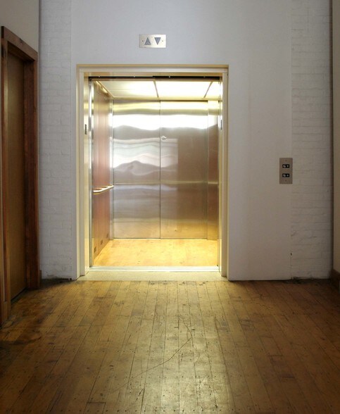 More Photos Of 156 River Rd, Willington Showroom For Lease