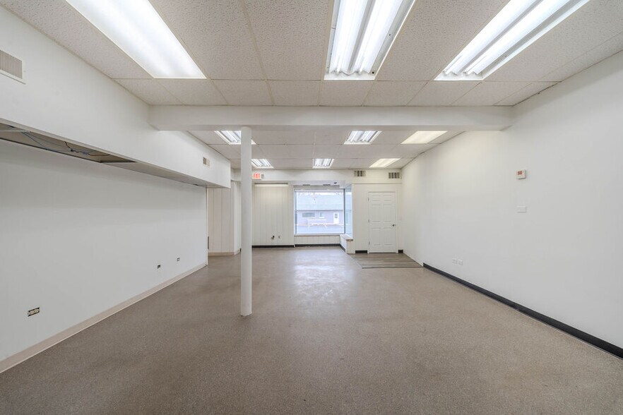 More Photos Of 670 E Calhoun St, Woodstock Flex For Lease