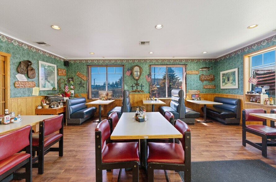 More Photos Of 29 W 1st St, Coquille Restaurant For Sale