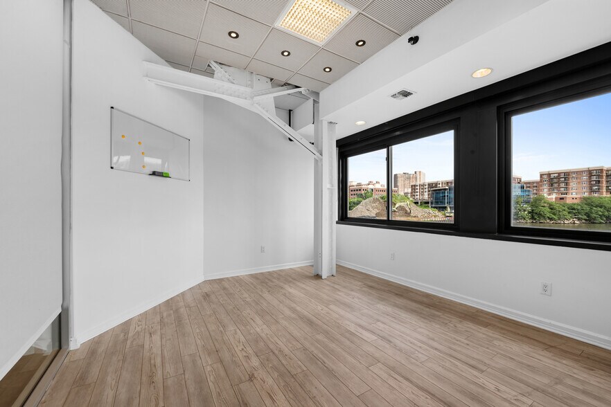 More Photos Of 115 River Rd, Edgewater Restaurant For Lease