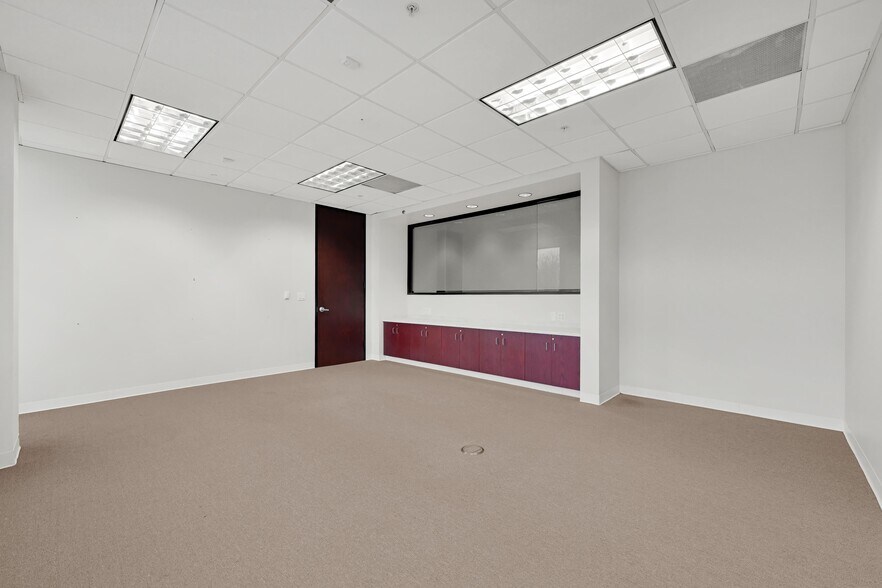 More Photos Of 7900 N Sam Houston Pky W, Houston Office For Lease