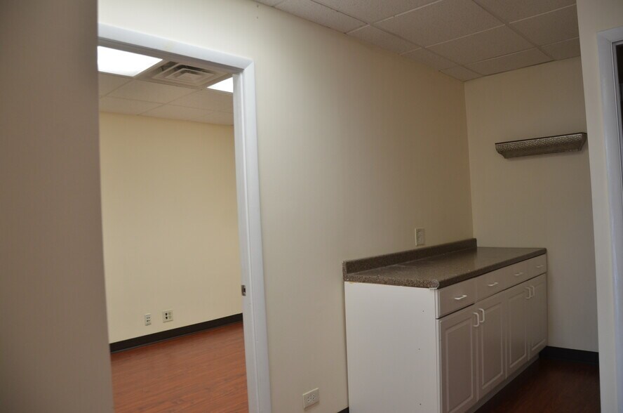 More Photos Of 4255 Westbrook Dr, Aurora Medical For Lease