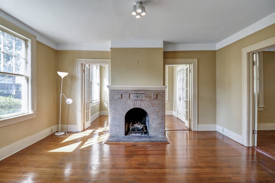 More Photos Of 210 E 48th St, Savannah Apartments For Sale