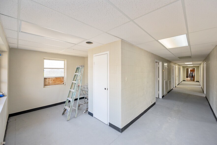 More Photos Of 105 Kentucky Ave S, Parsons Light Distribution For Sale