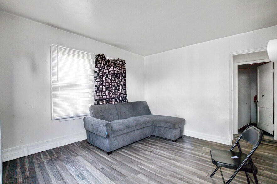 More Photos Of 300 E 55th St, Los Angeles Apartments For Sale