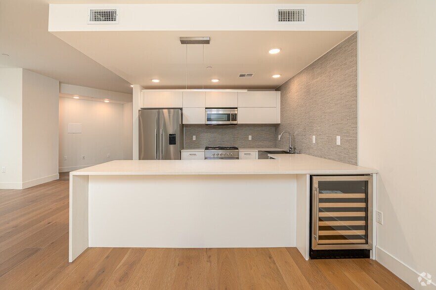 More Photos Of 2000 N Beachwood Dr, Los Angeles Apartments For Sale