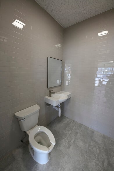 More Photos Of 1313 SE Military Dr, San Antonio Office For Lease