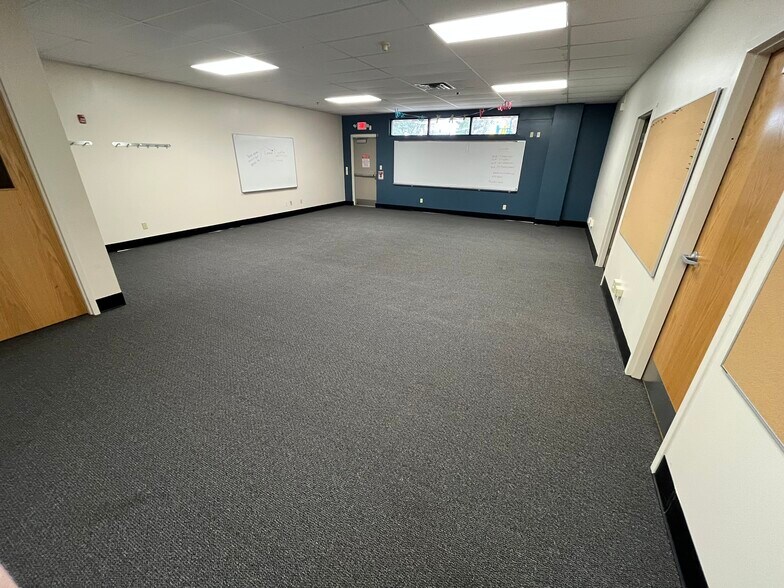 More Photos Of 615 S 5th St, Rockford Specialty For Lease