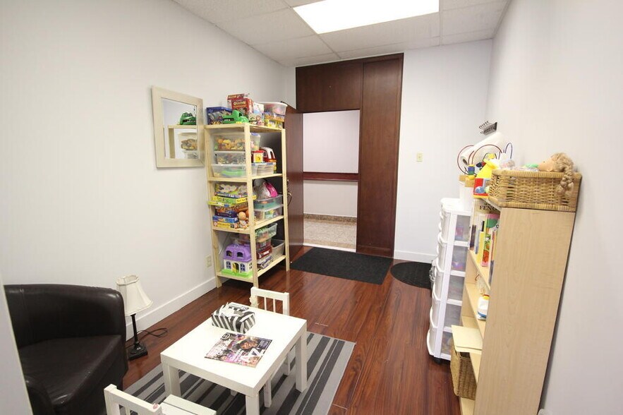More Photos Of 6185 Boul Taschereau, Brossard Storefront Retail Office For Lease