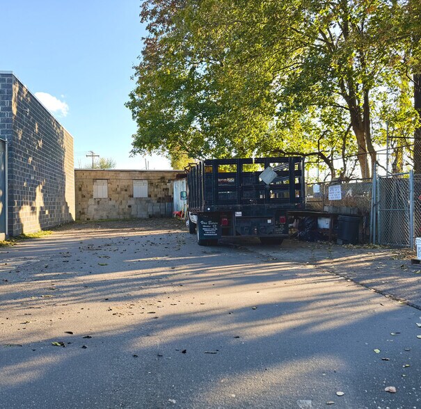 More Photos Of 87-95 Searing Ave, Mineola Warehouse For Sale
